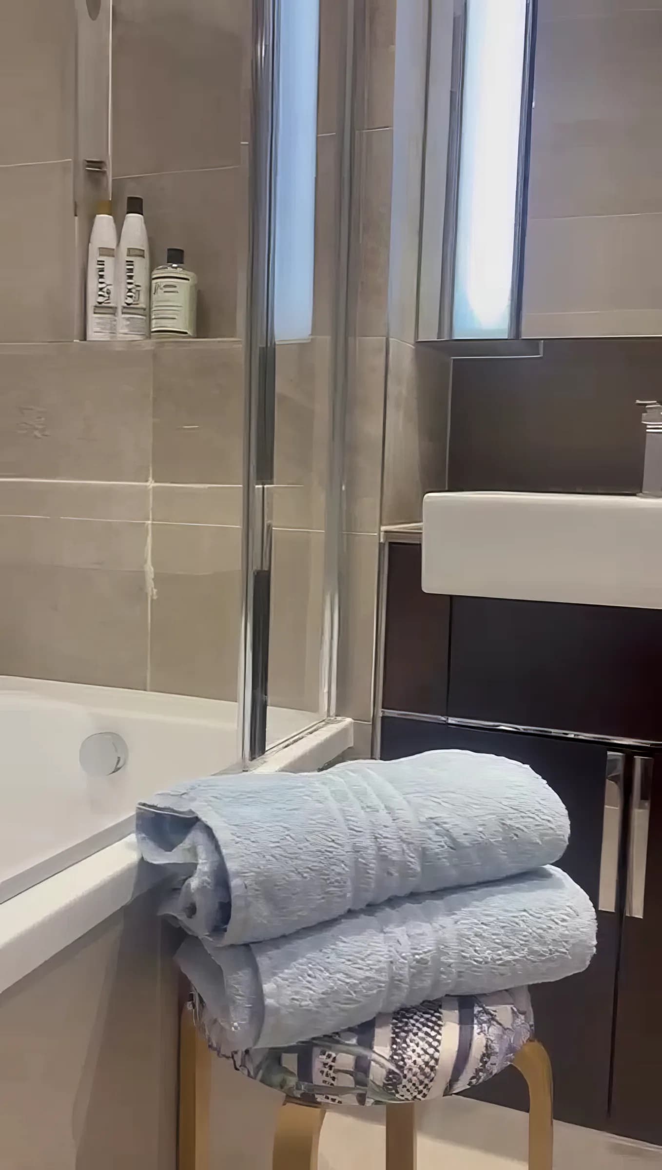Calm city apartment near Charles Clowes Walk in London - photo 16