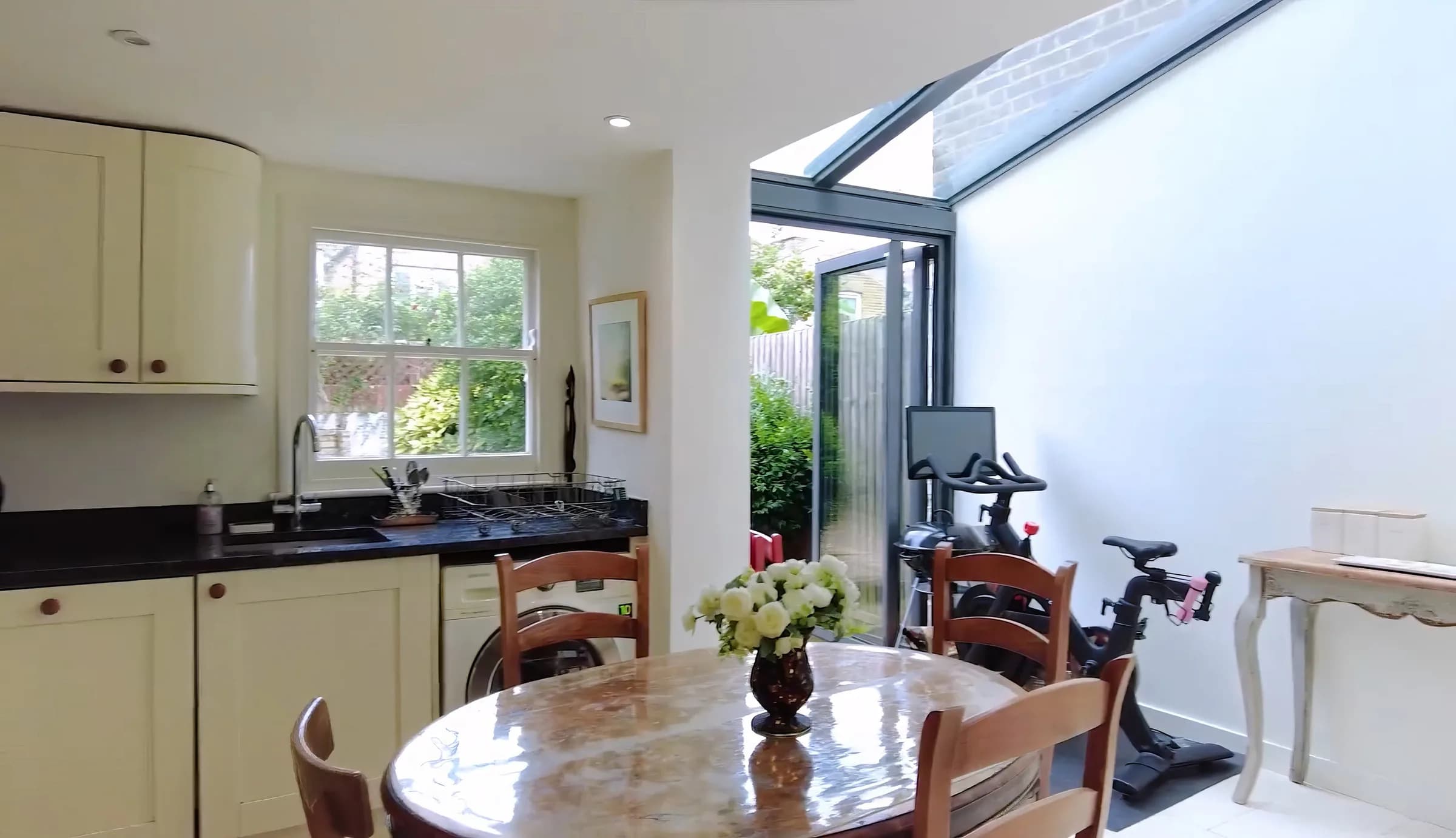 E Arbour St private apartment in London in London - photo 5