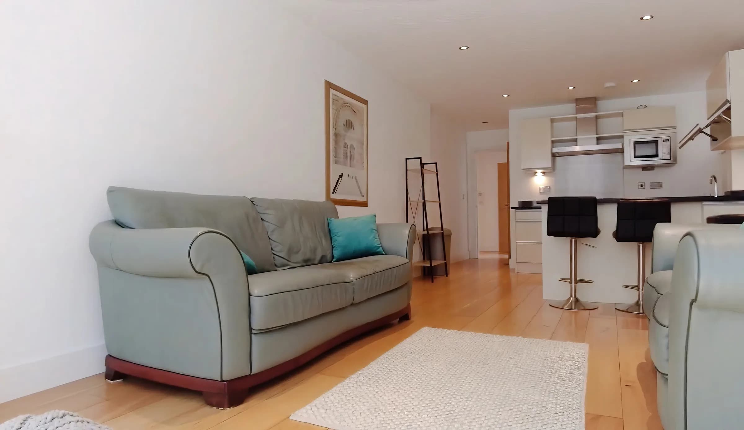 Well-presented entire apartment near Bastwick St in London - photo 13