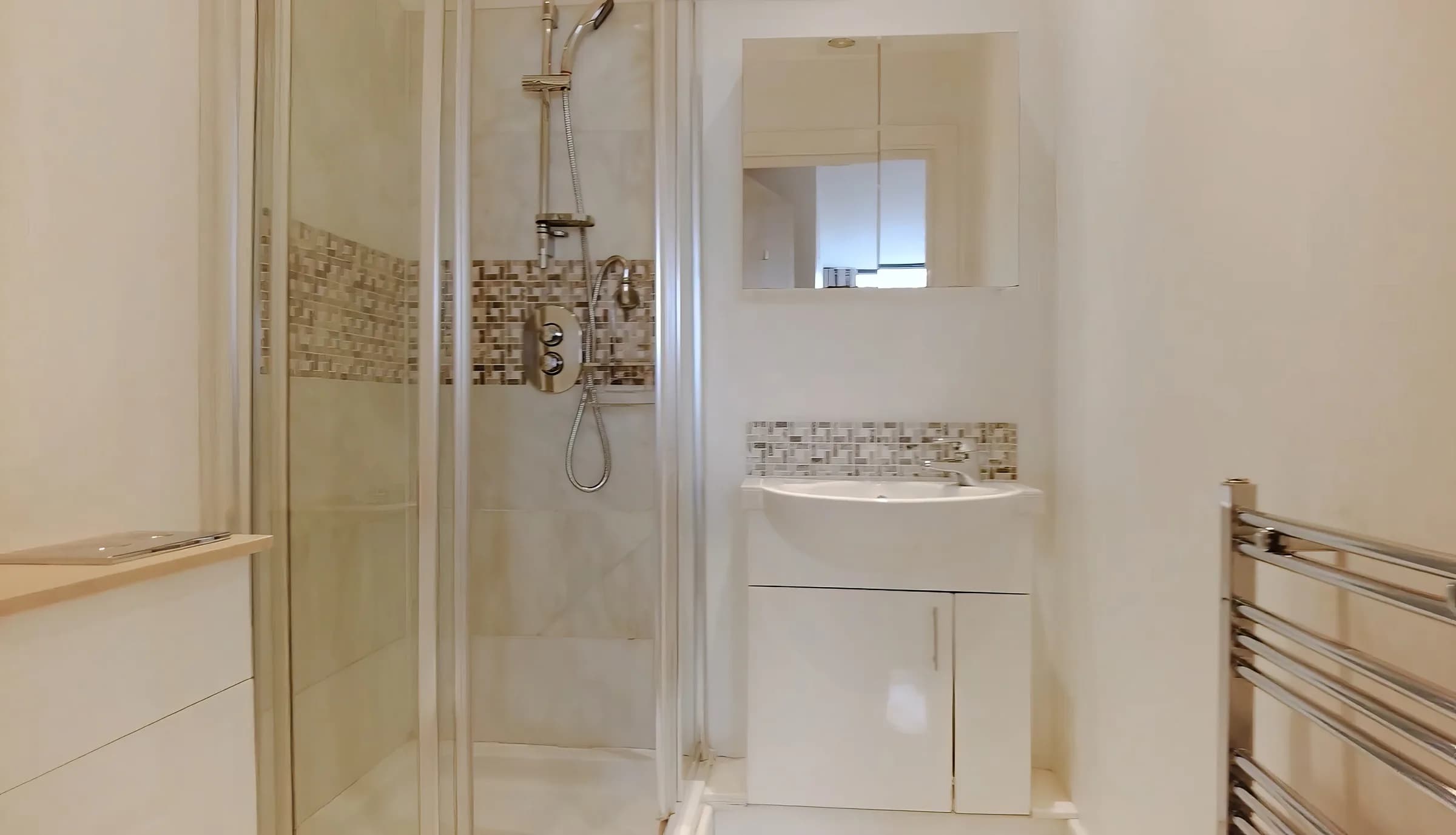 Well-presented entire apartment near Bastwick St in London - photo 3
