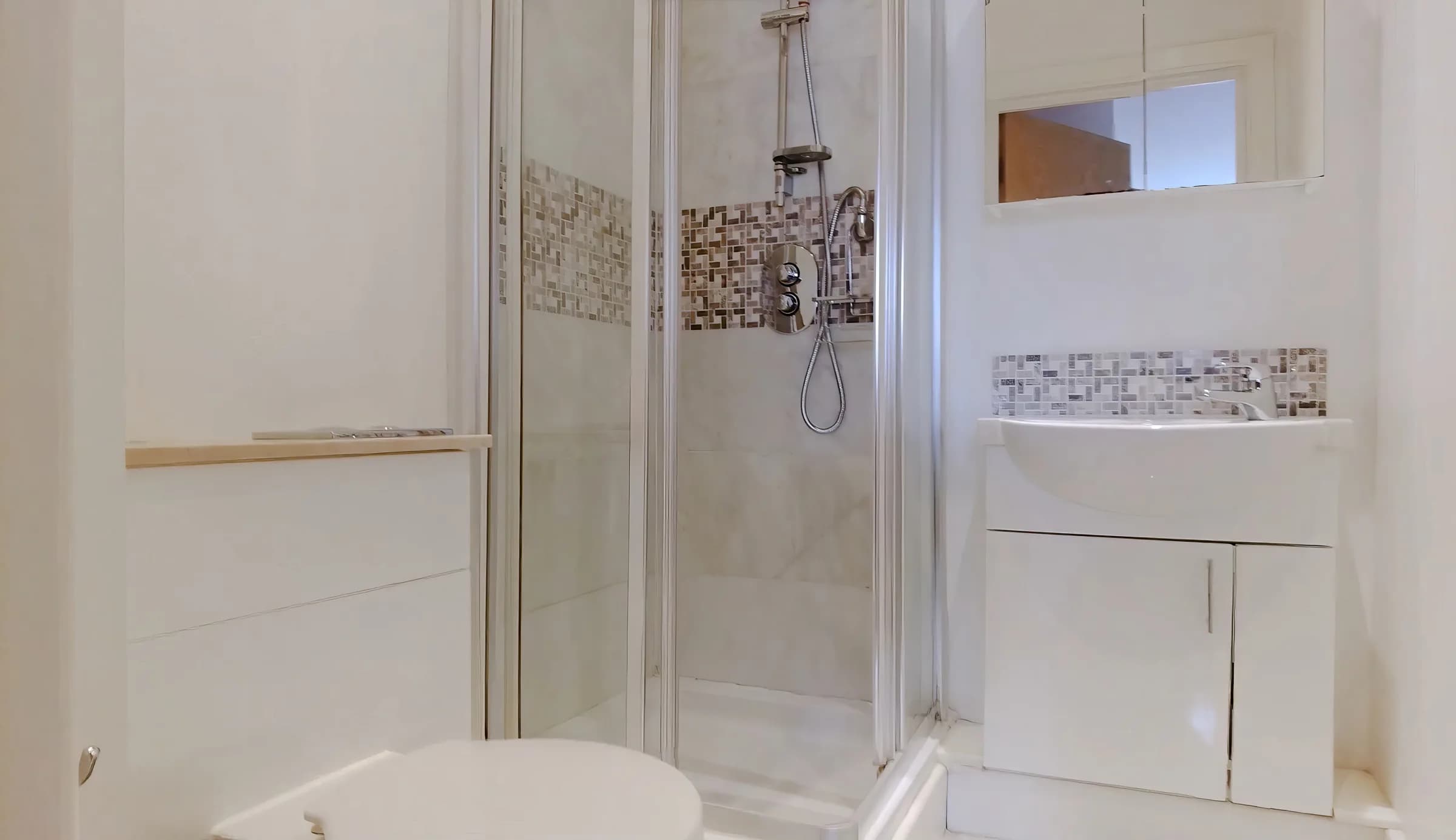 Well-presented entire apartment near Bastwick St in London - photo 4