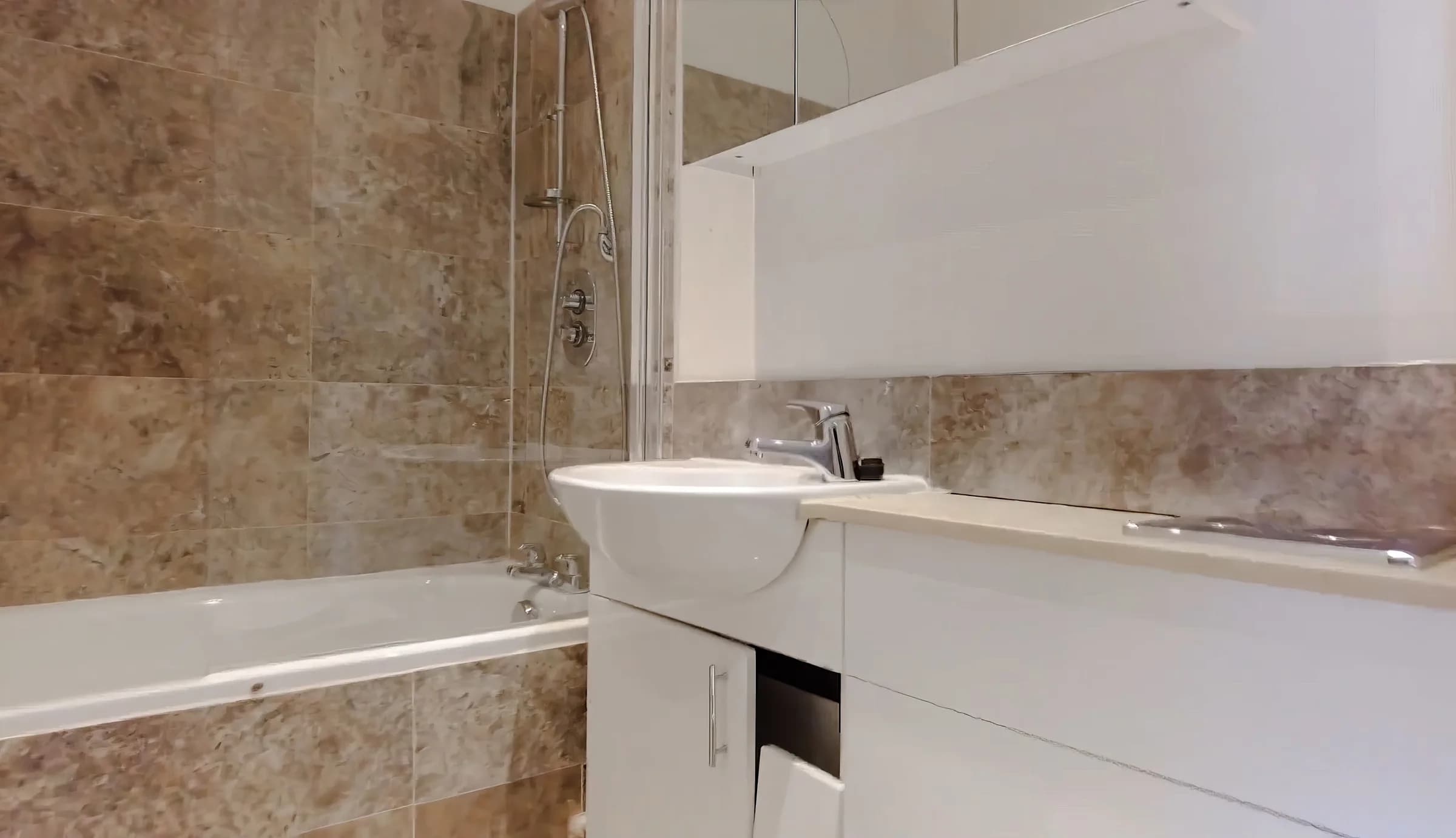 Well-presented entire apartment near Bastwick St in London - photo 8