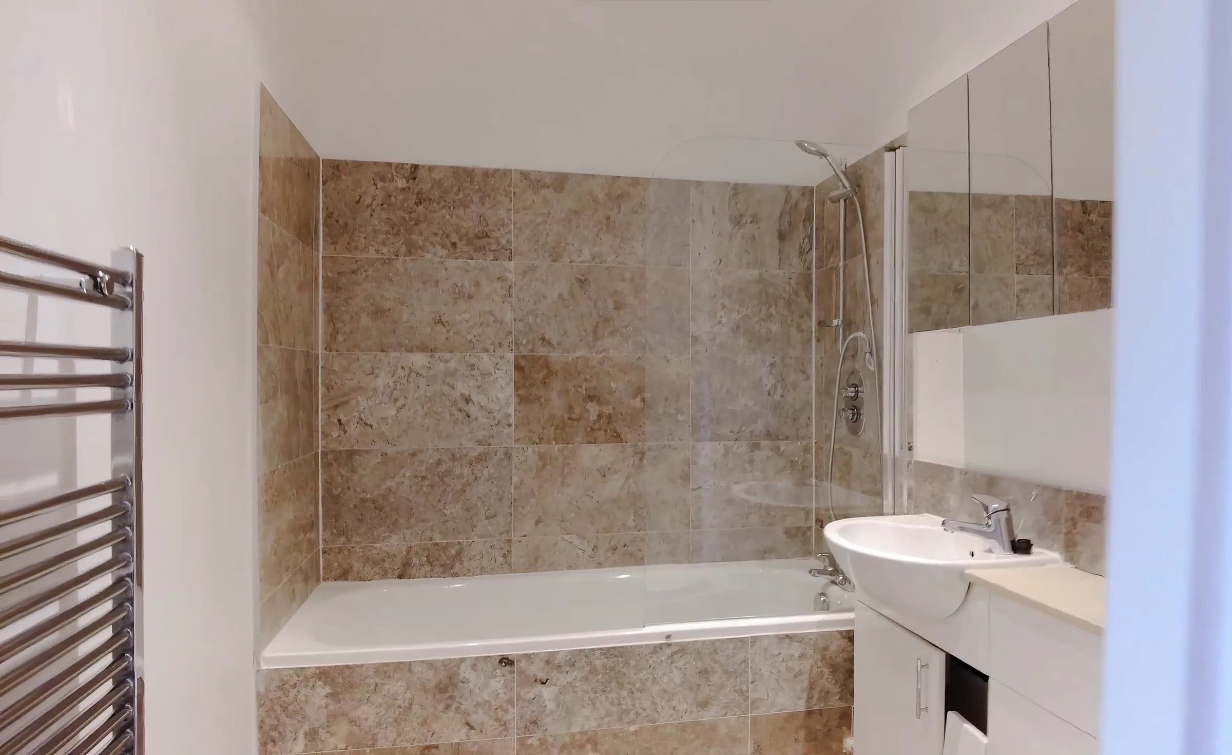 Well-presented entire apartment near Bastwick St in London - photo 9