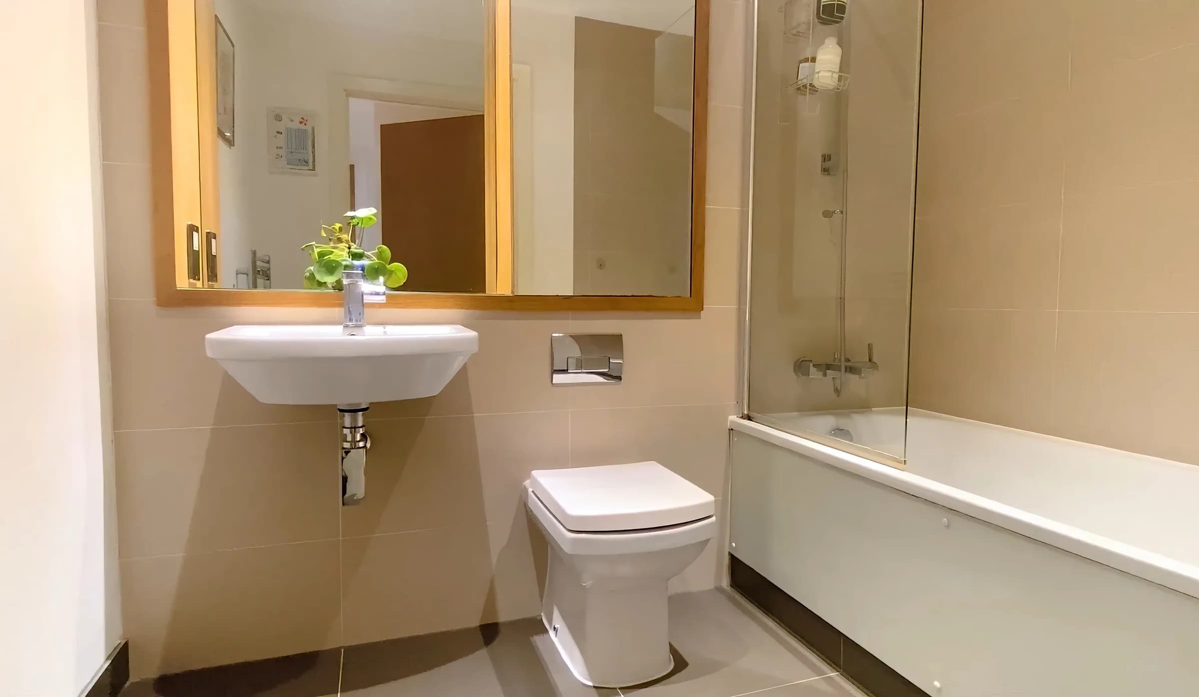 Modern private apartment near Dowells St in London - photo 12