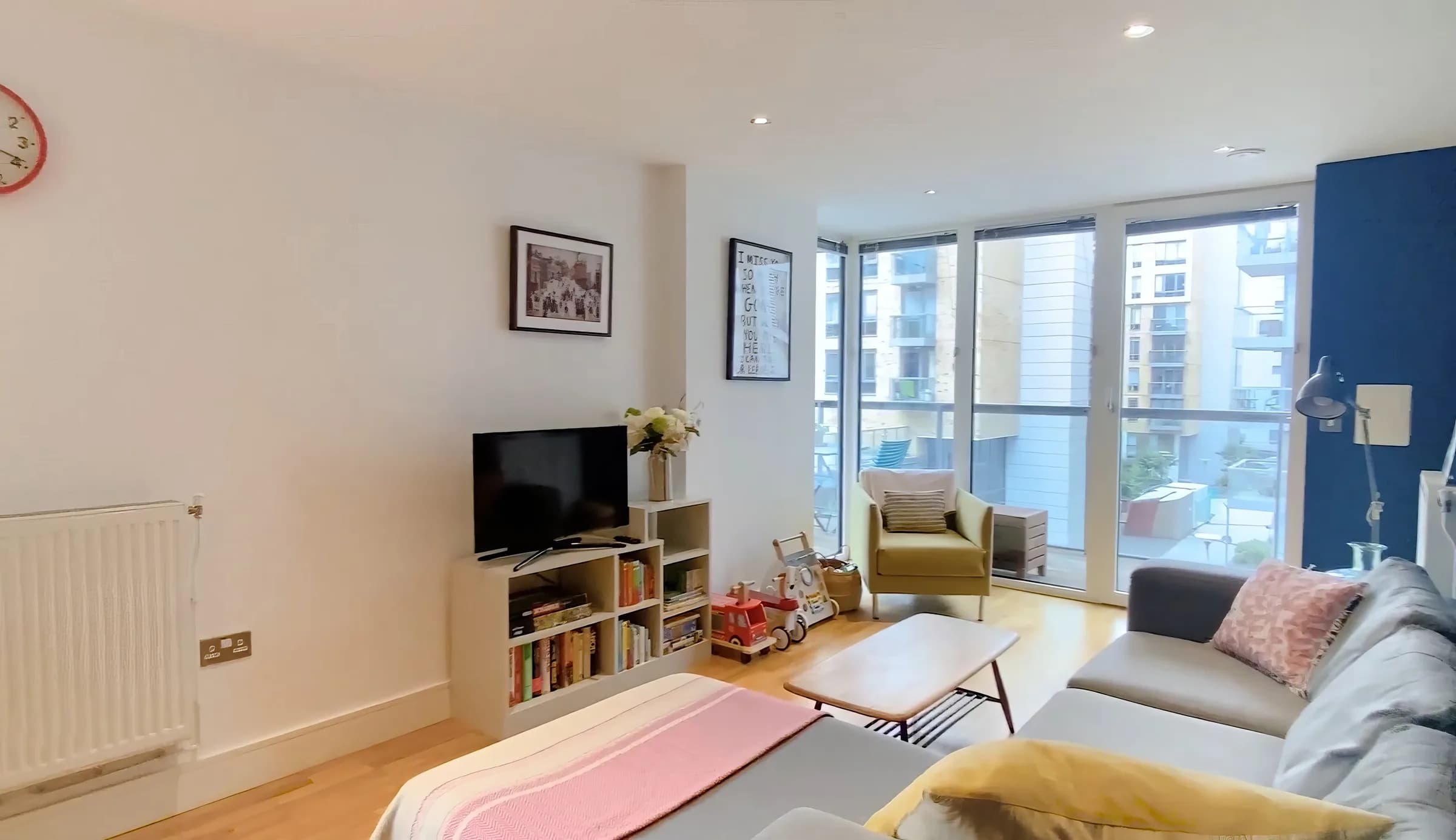 Modern private apartment near Dowells St in London - photo 2