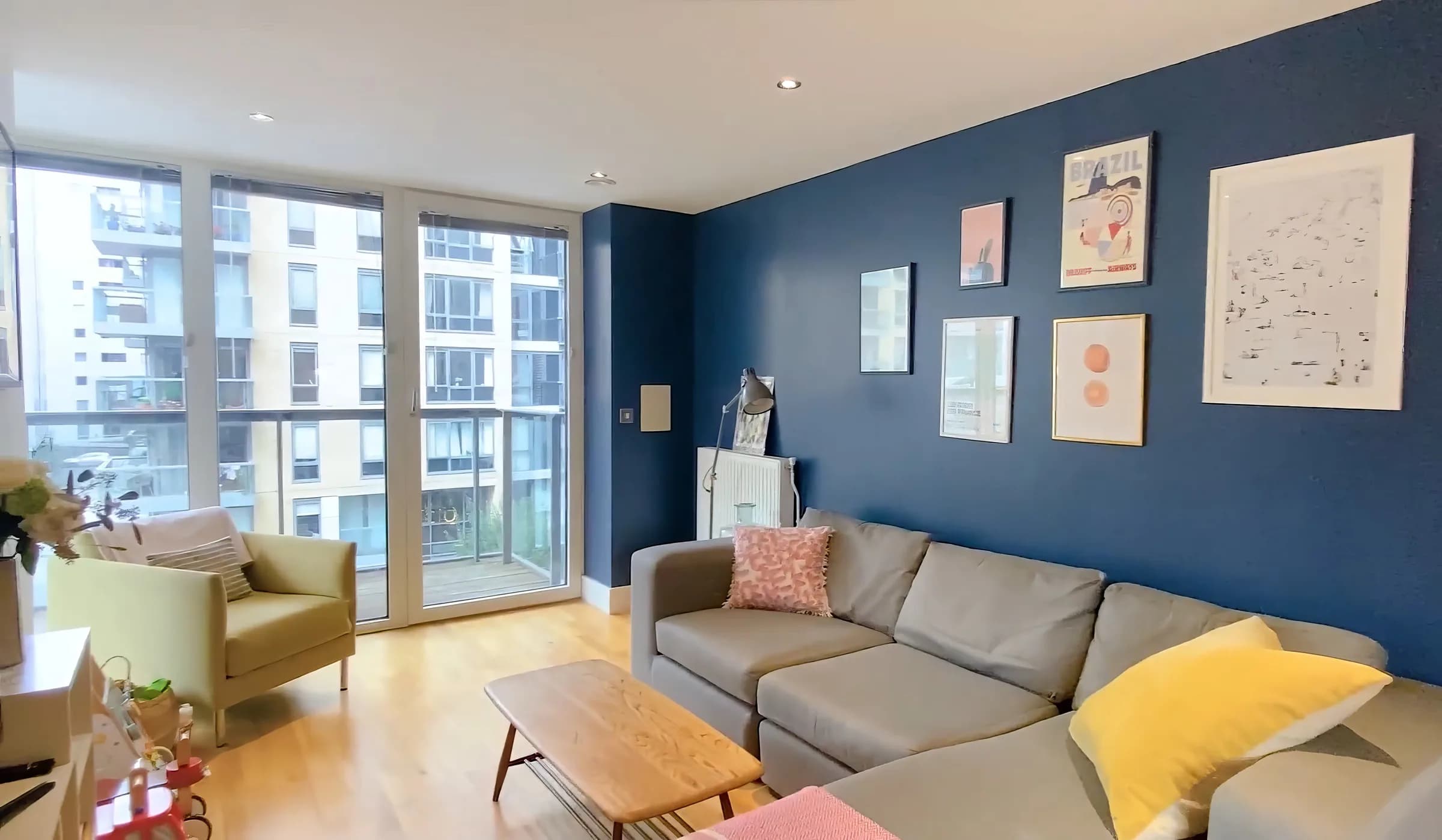 Modern private apartment near Dowells St in London - photo 3