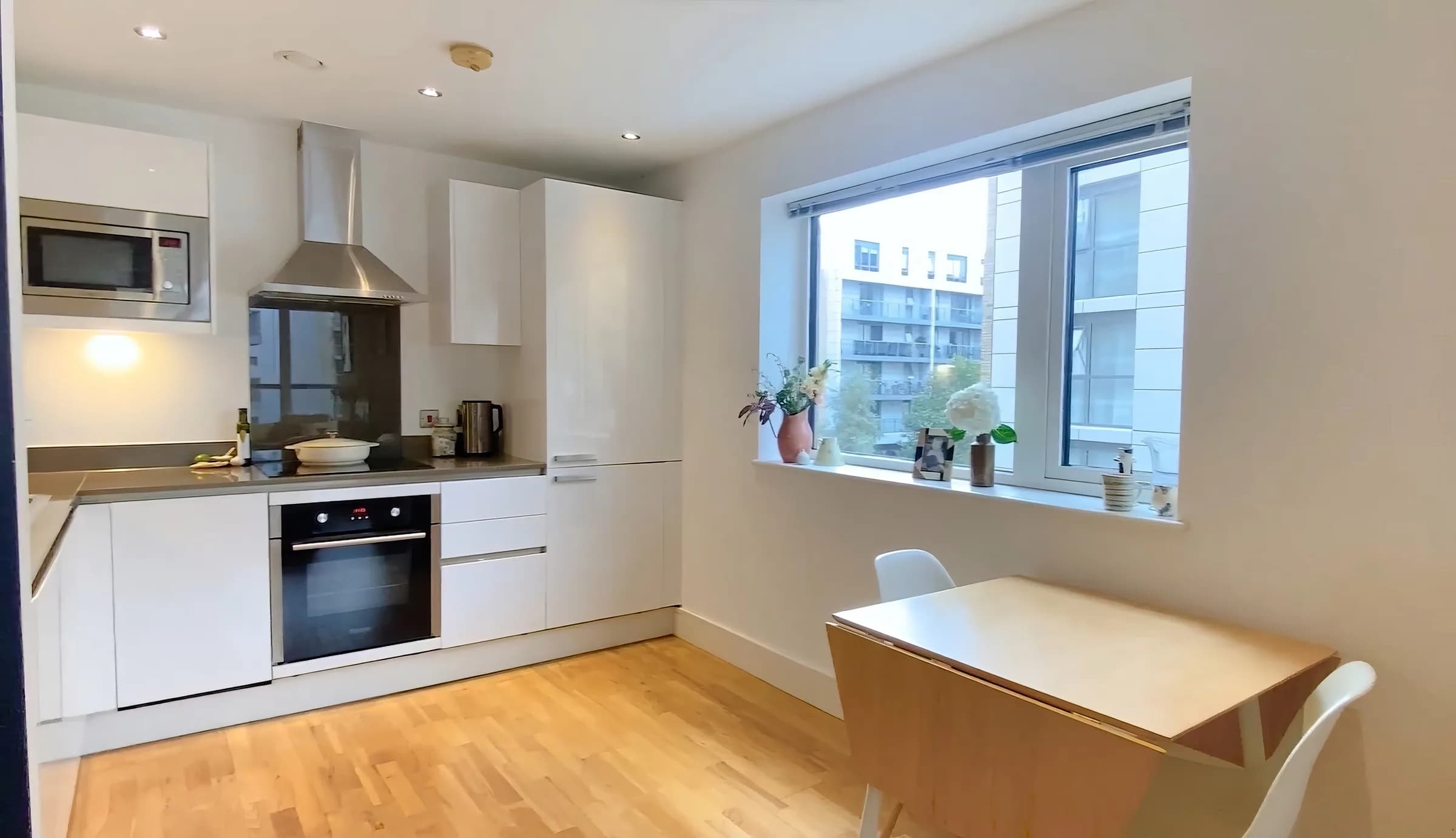 Modern private apartment near Dowells St in London - photo 4