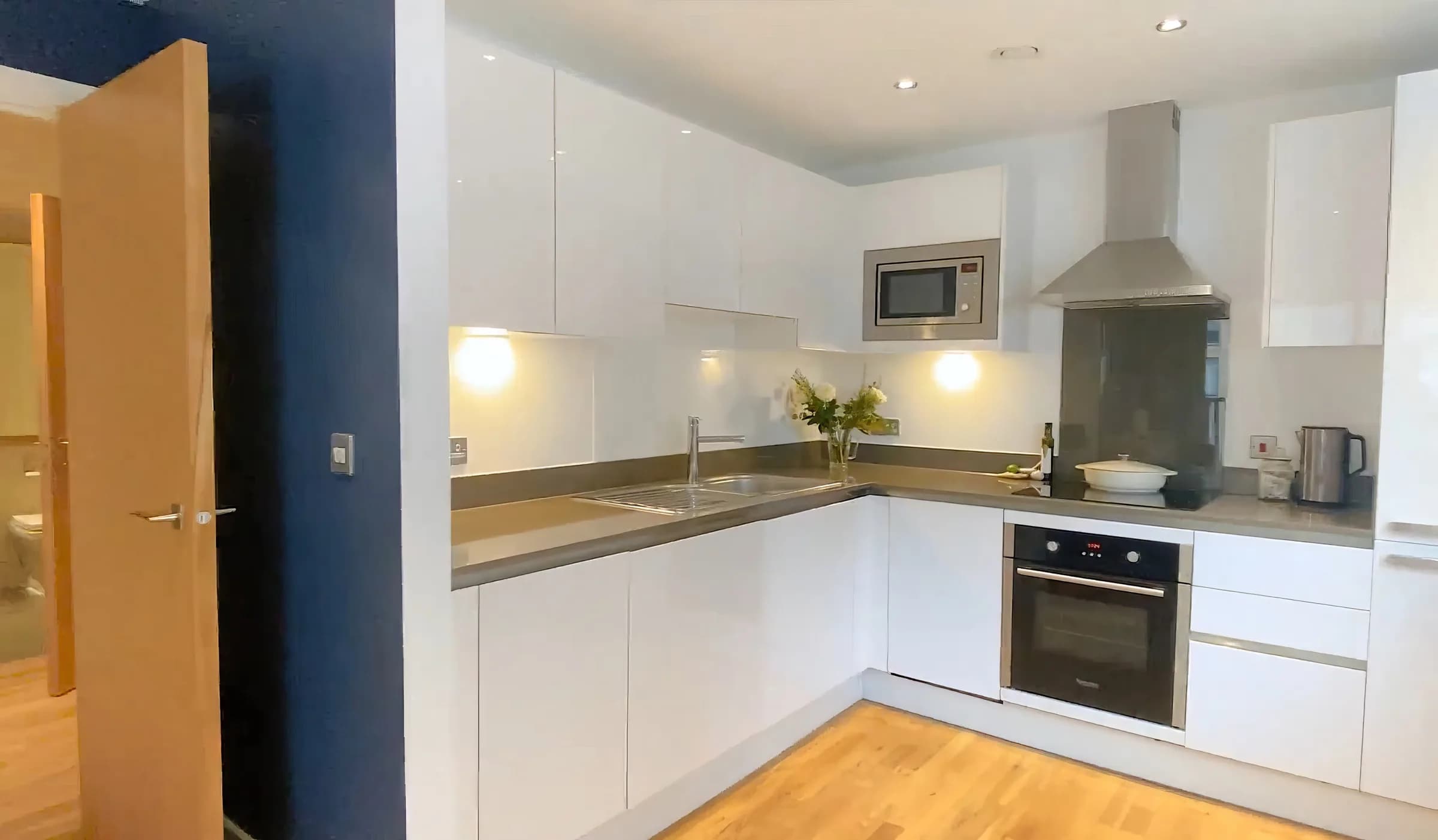 Modern private apartment near Dowells St in London - photo 5