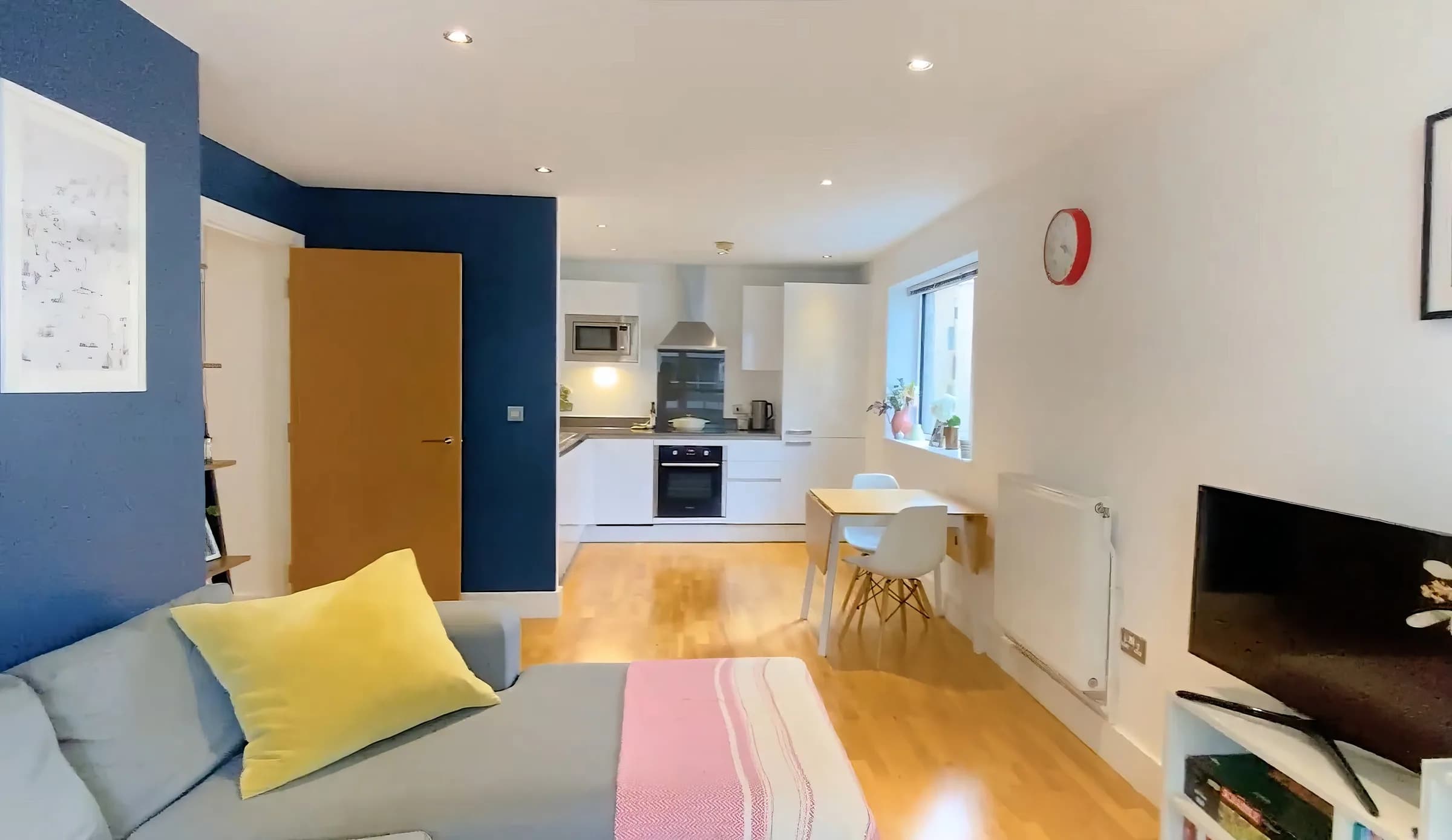Modern private apartment near Dowells St in London - photo 6