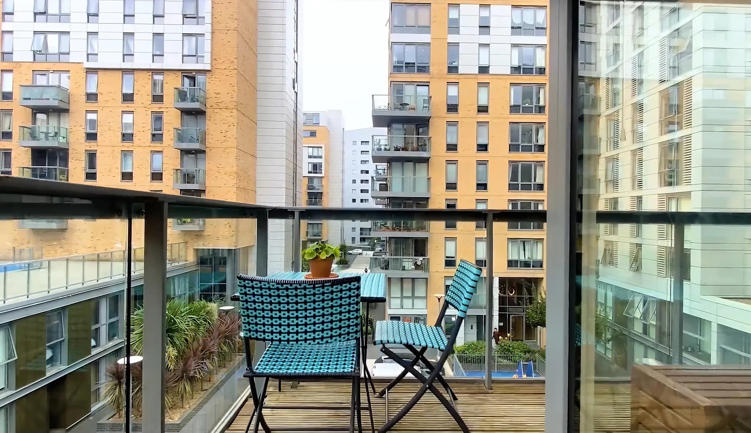 Modern private apartment near Dowells St in London - photo 8