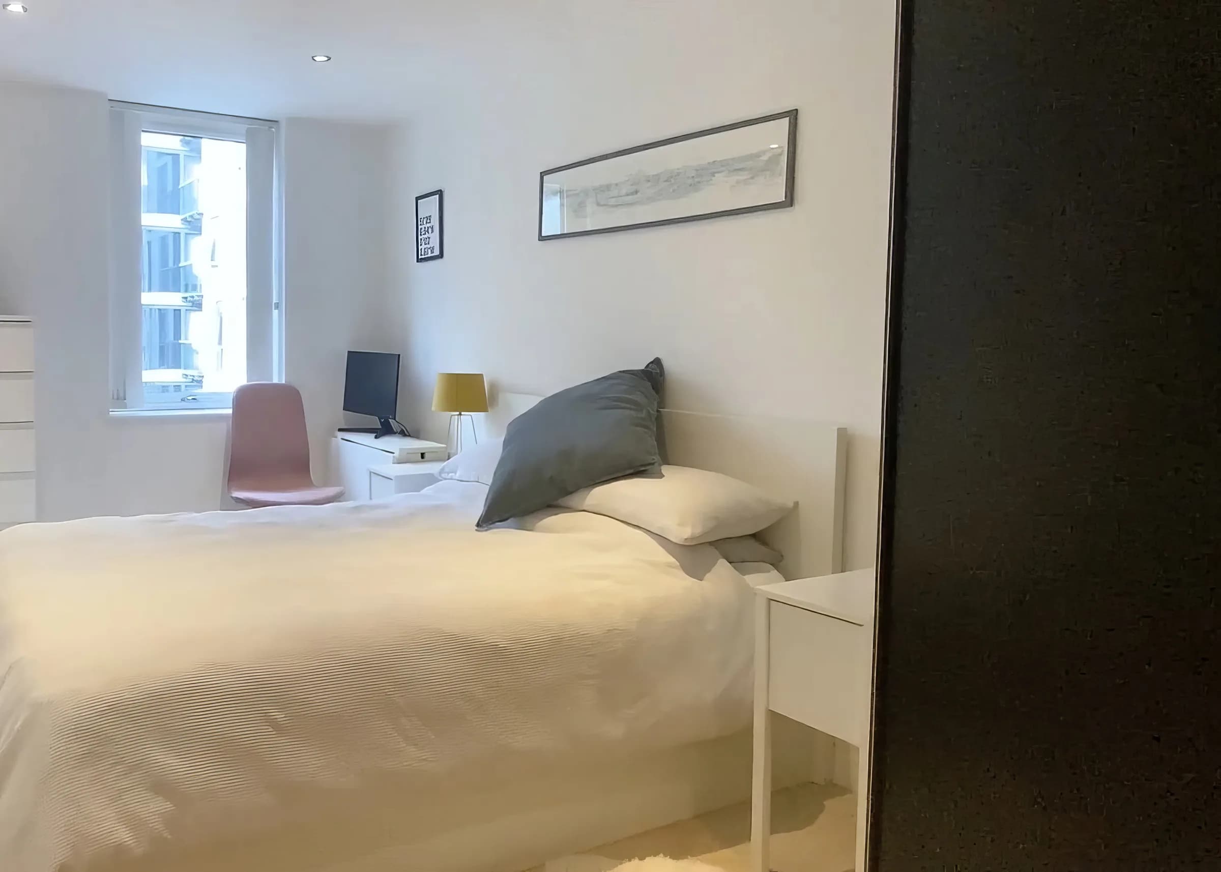 Modern private apartment near Dowells St in London - photo 9