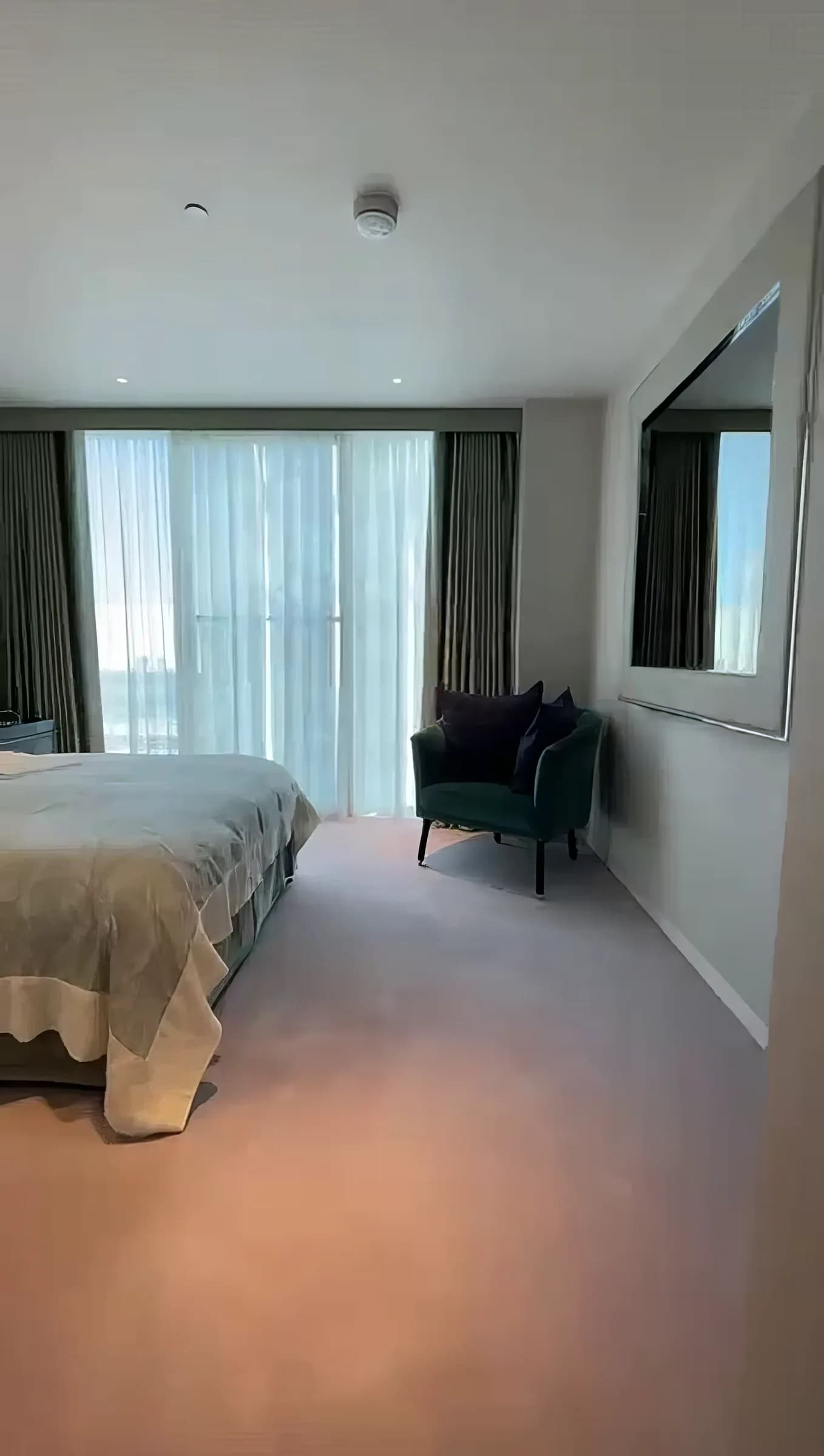 London apartment near The Heron in London - photo 17