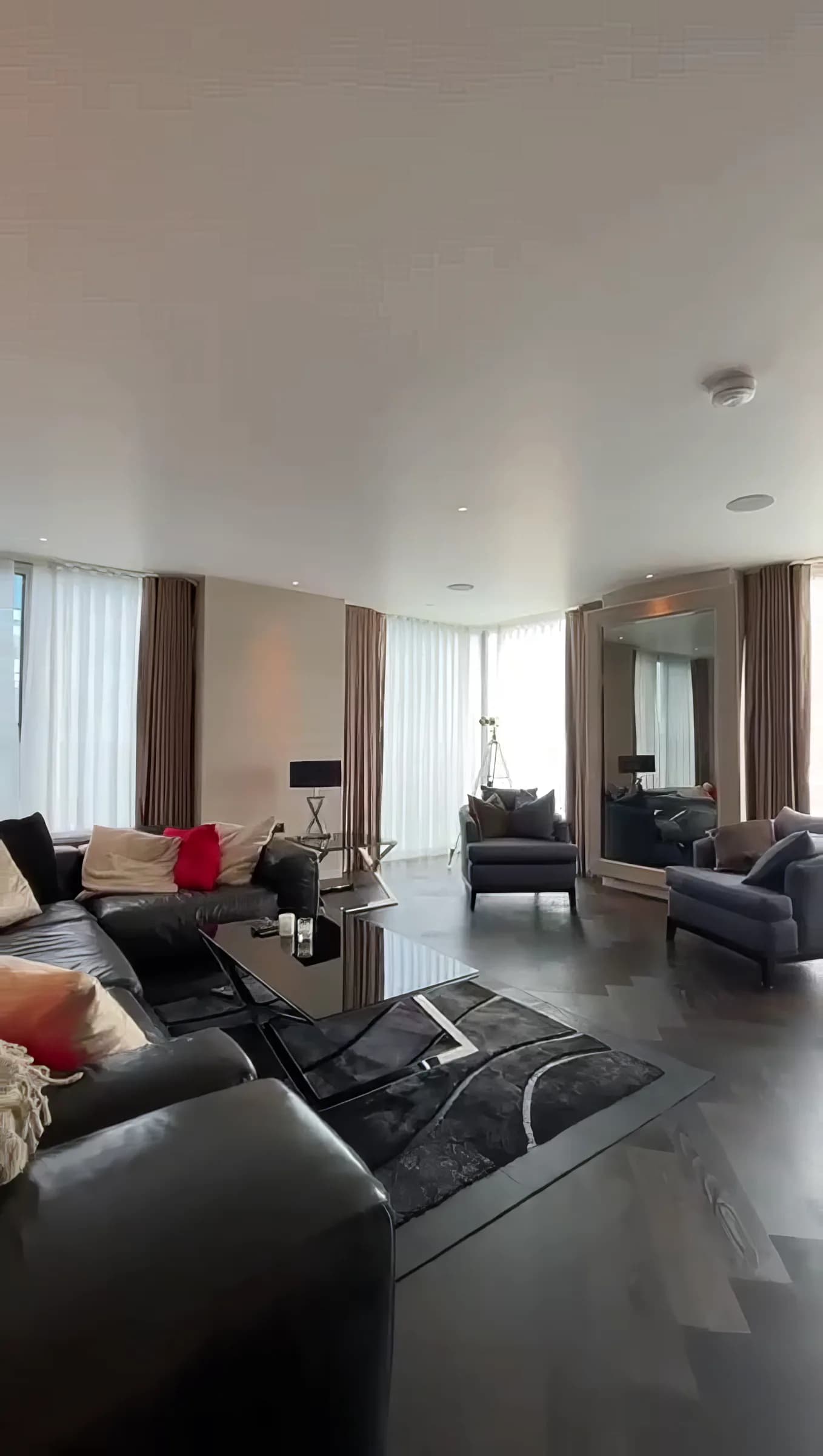 London apartment near The Heron in London - photo 8