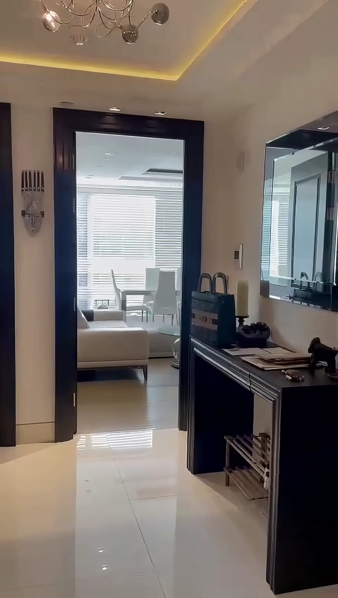 Inviting entire apartment near Wolfe House 389 Kensington High Street in London - photo 1