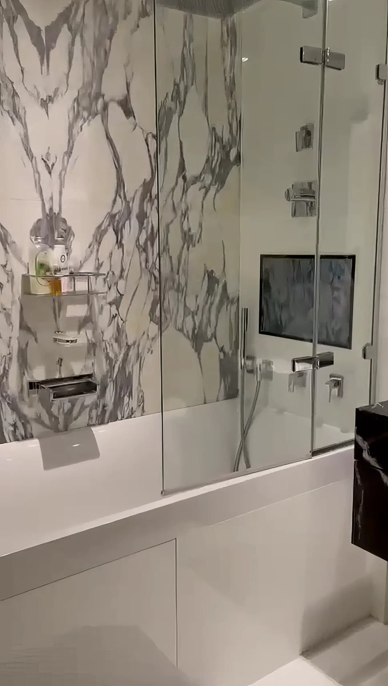 Inviting entire apartment near Wolfe House 389 Kensington High Street in London - photo 16