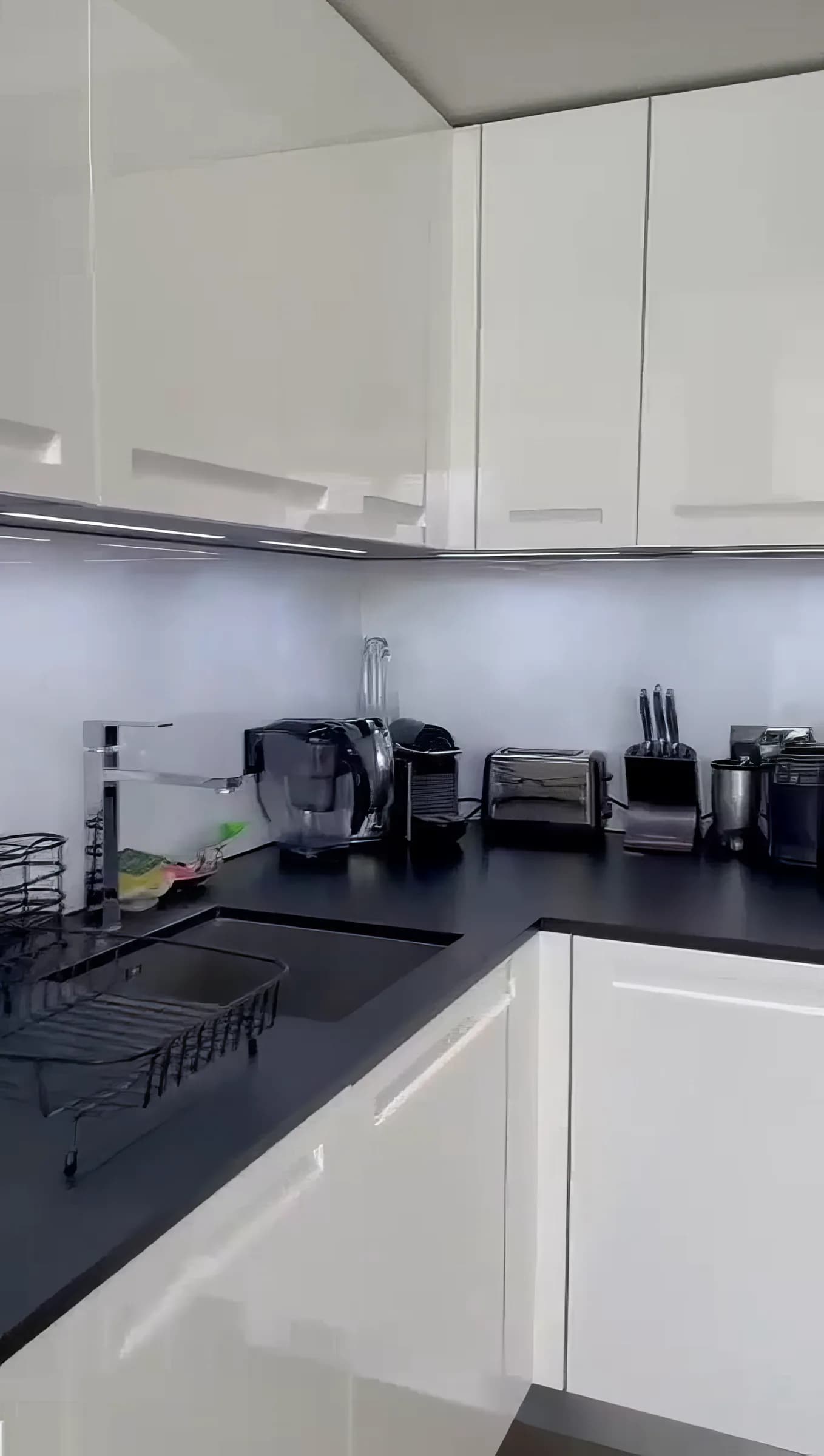 Inviting entire apartment near Wolfe House 389 Kensington High Street in London - photo 6