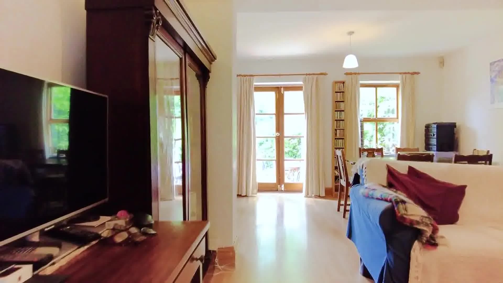 Inviting entire apartment near Reynolds Pl in London - photo 3