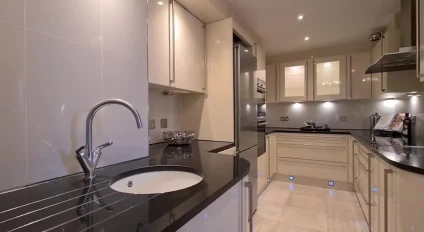 Refined apartment stay near Market Mews in London - photo 3