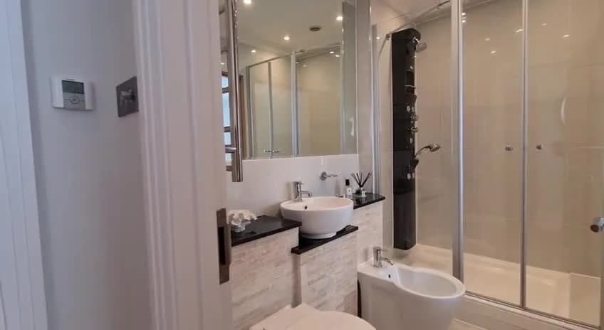 Refined apartment stay near Market Mews in London - photo 6