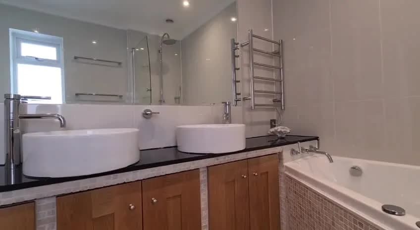Refined apartment stay near Market Mews in London - photo 9