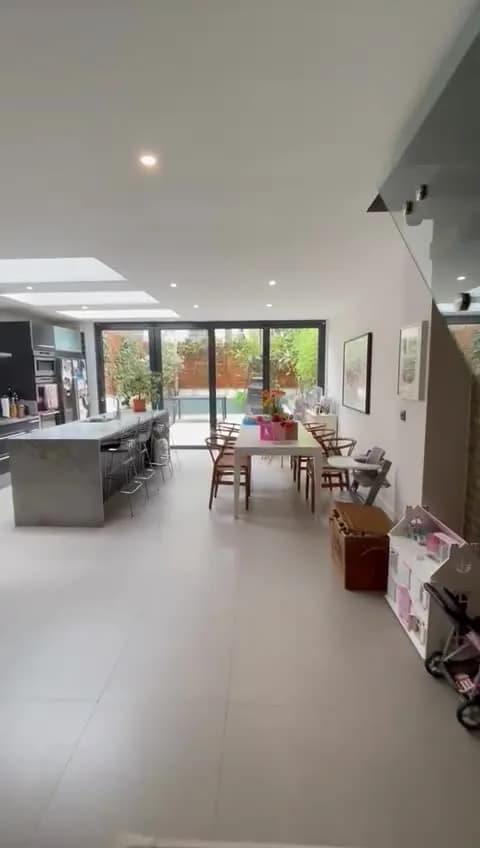 Modern city apartment near Northchurch Road in London - photo 2