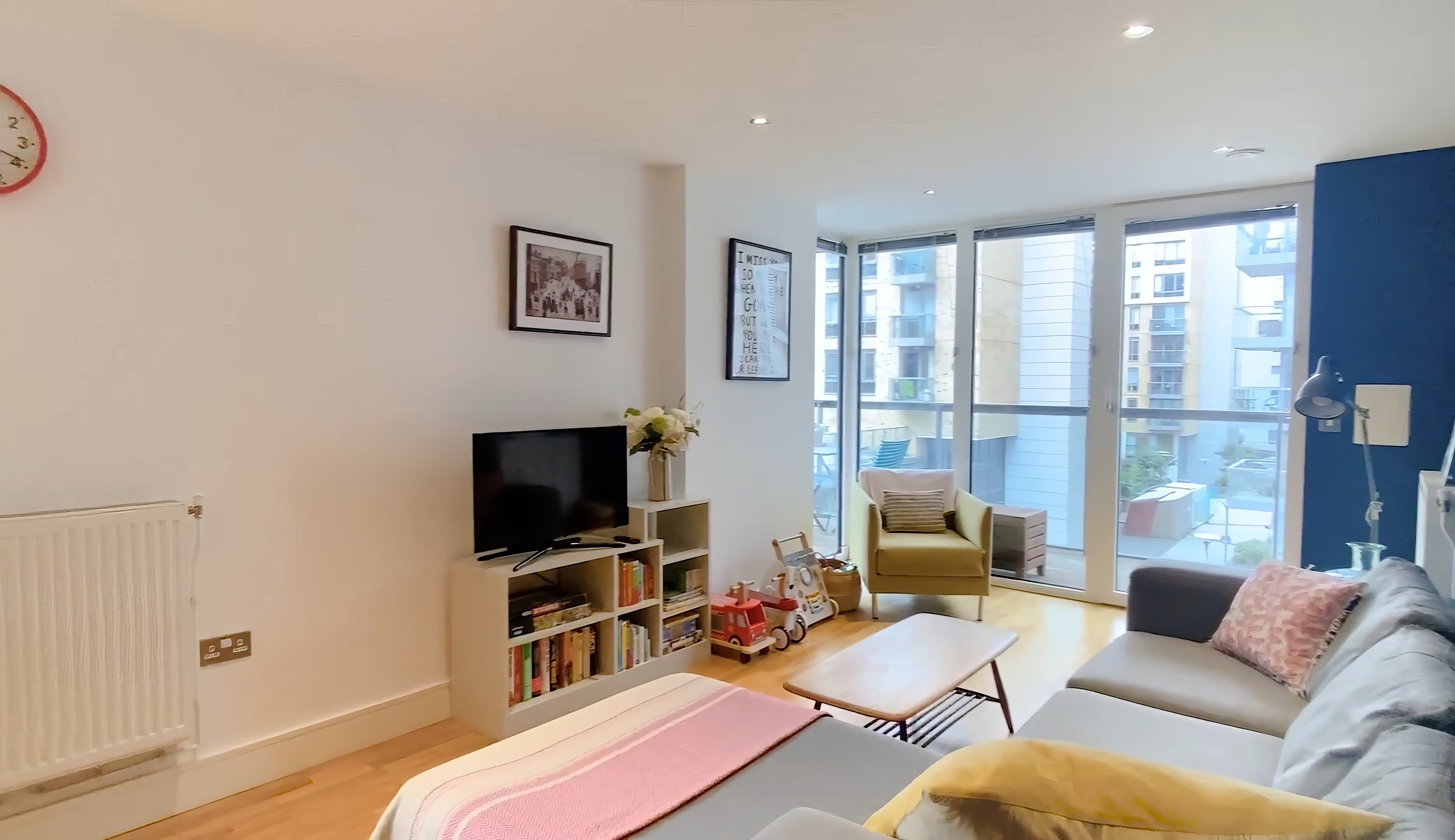 Modern private apartment near Dowells St in London - photo 2