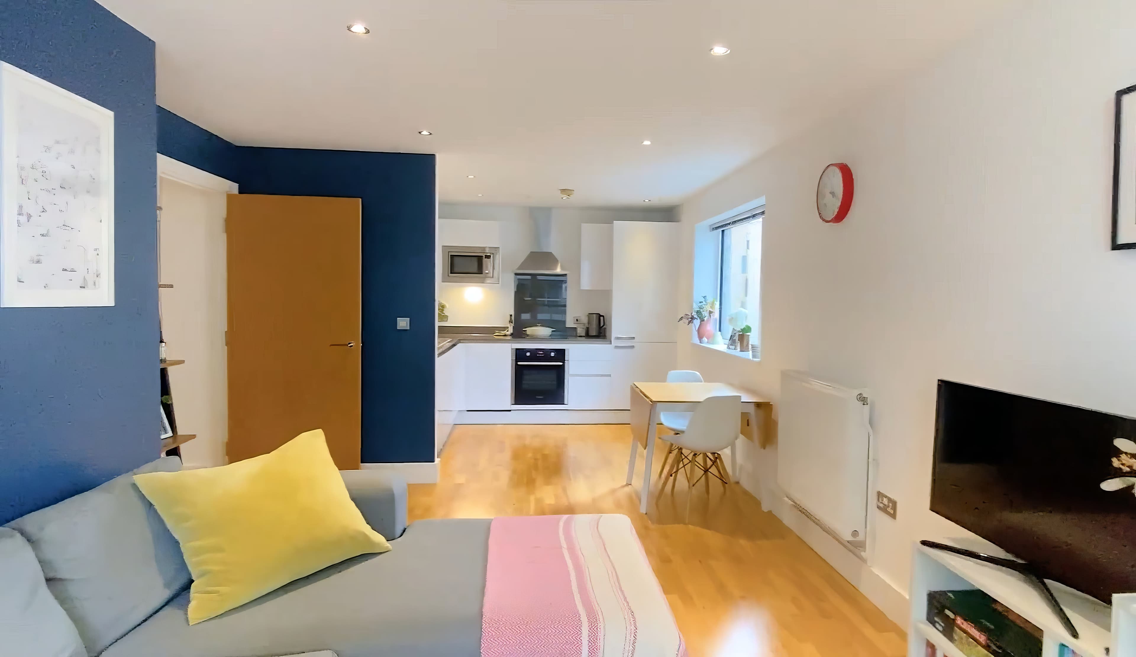 Modern private apartment near Dowells St in London - photo 6